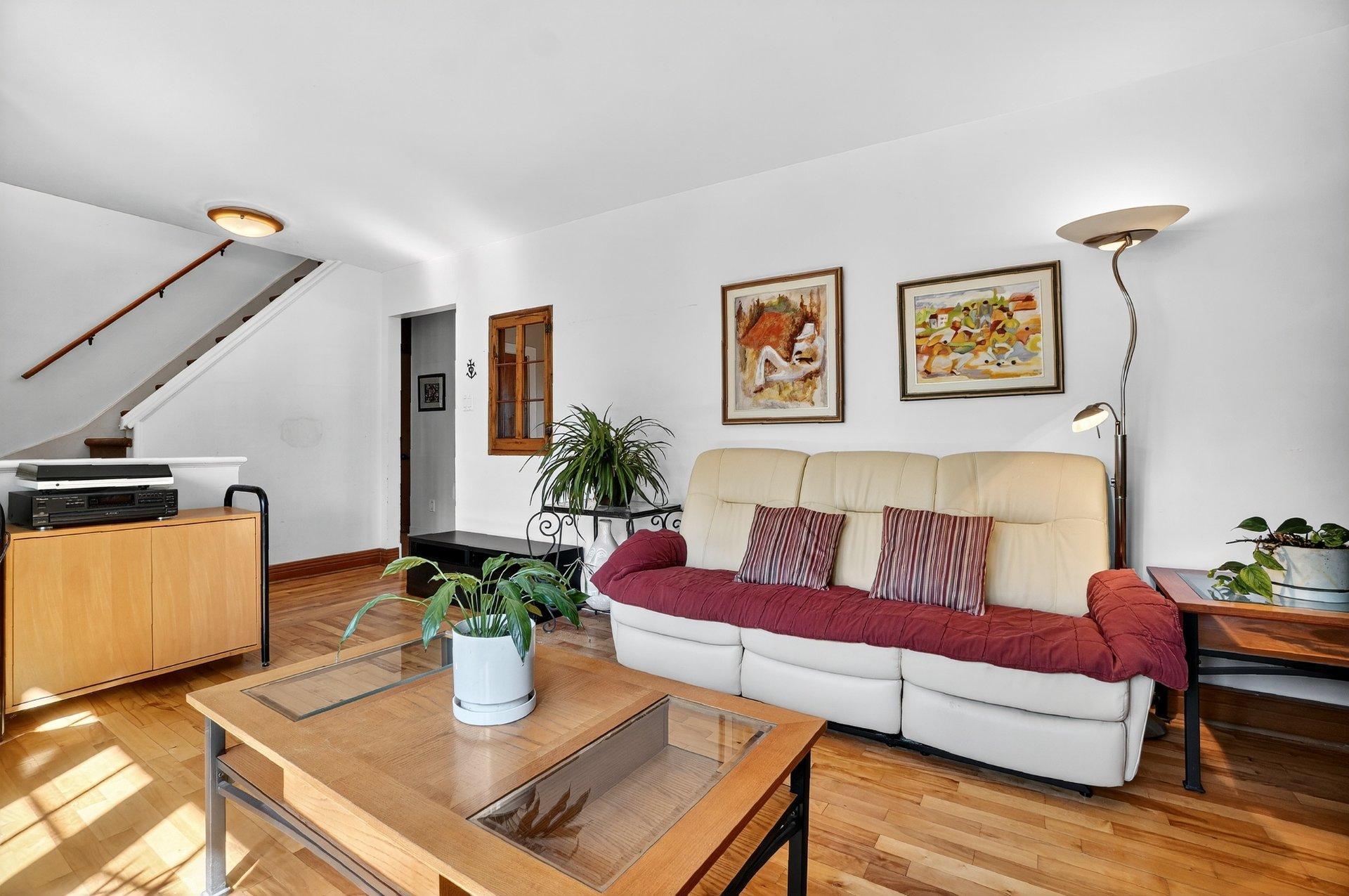 









8355


Rue Alphonse-Desjardins

,
Montréal (Saint-Léonard),




QC
H1P2V4

