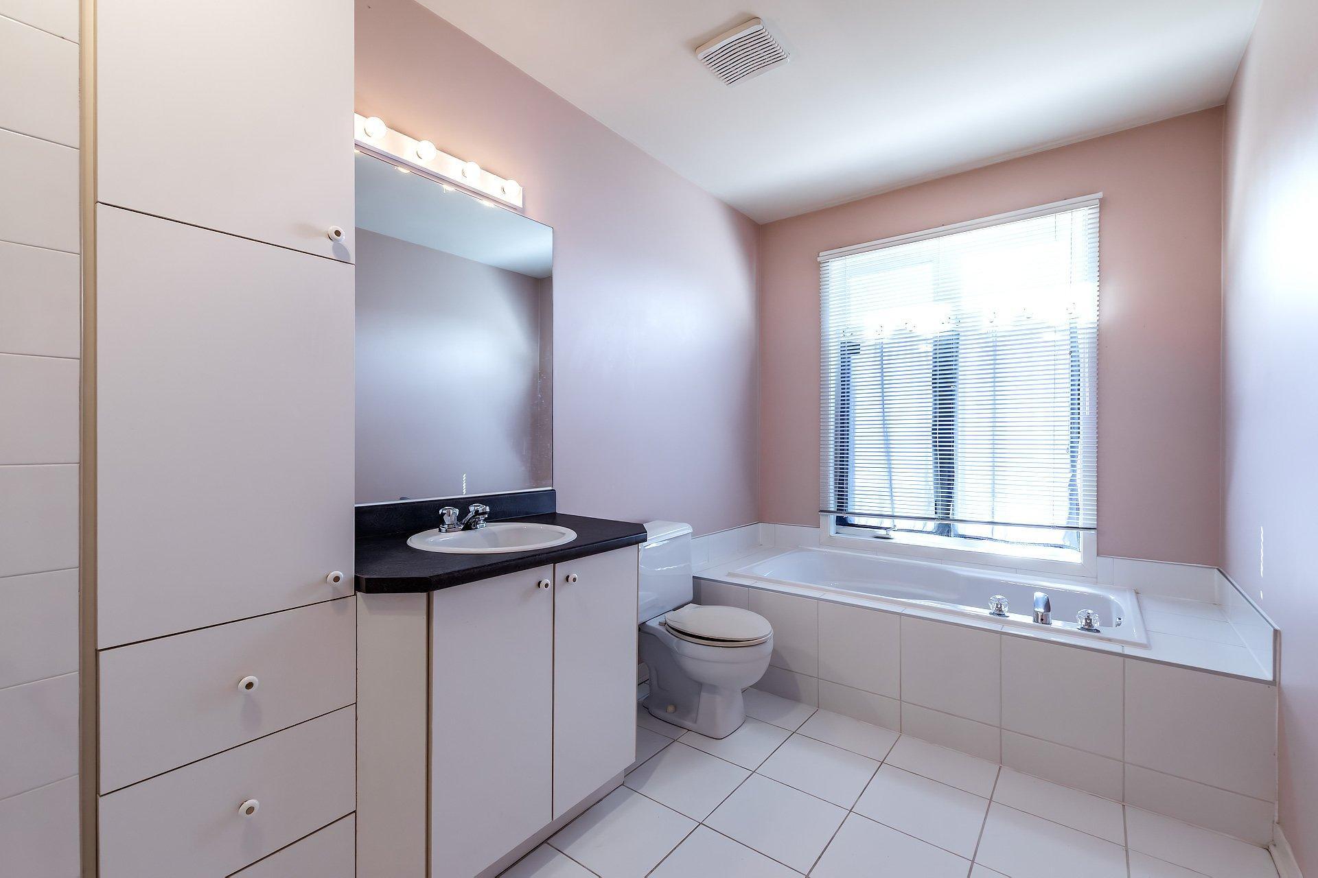 









438


Boul. Nobert

,
Longueuil (Le Vieux-Longueuil),




QC
J4J5L8

