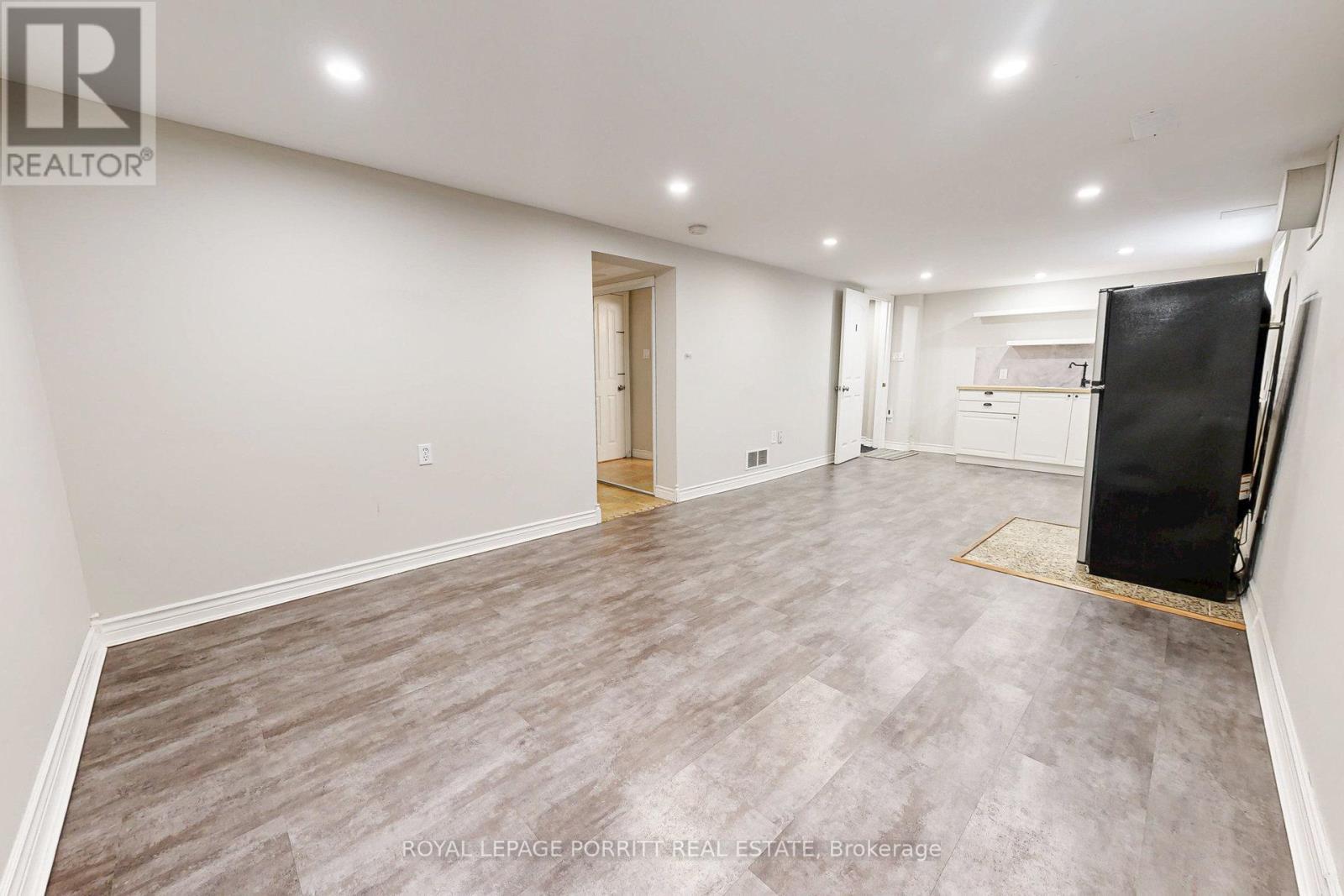 












B - 73 GORT AVENUE

,
Toronto,




Ontario
M8W3Y9

