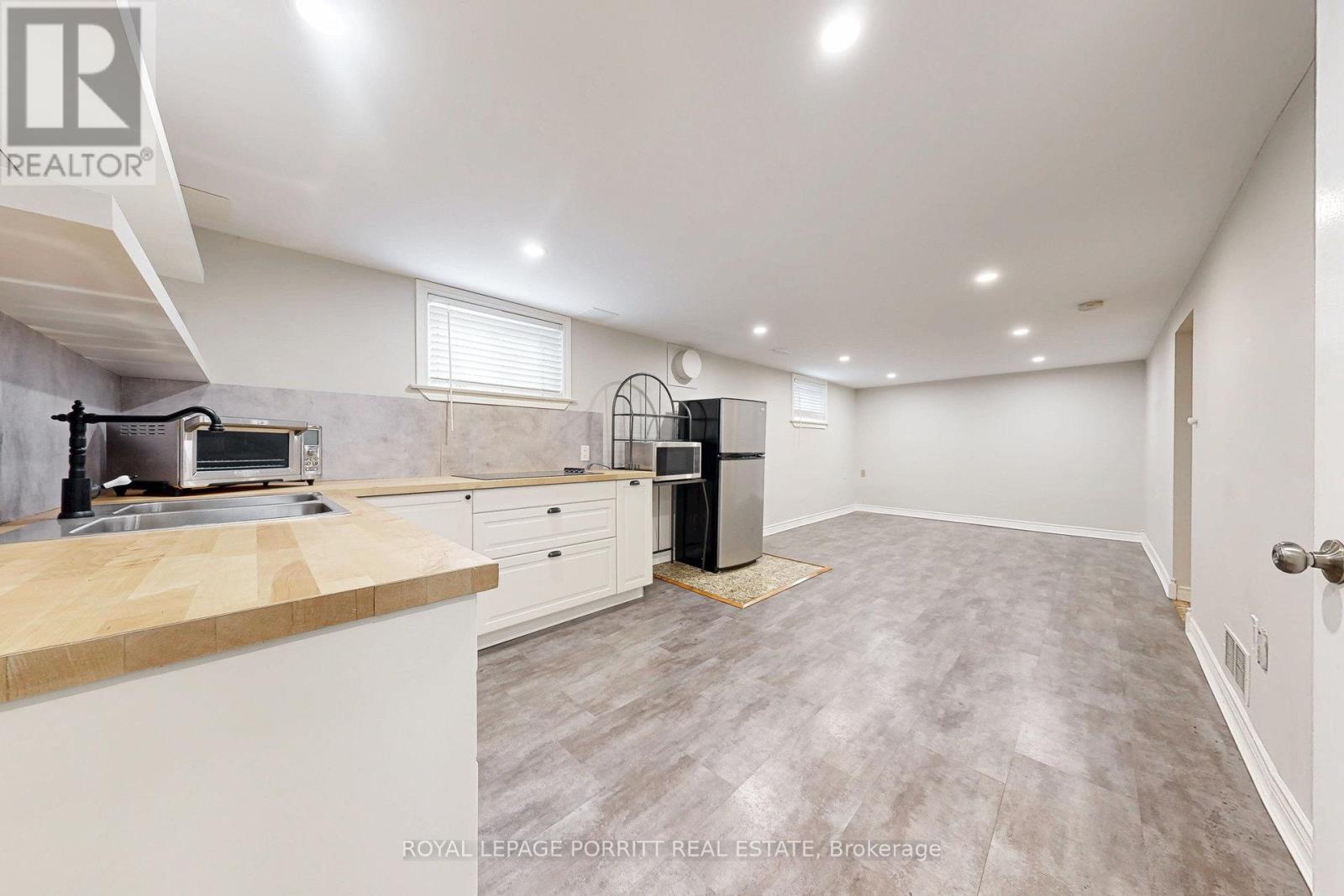 












B - 73 GORT AVENUE

,
Toronto,




Ontario
M8W3Y9

