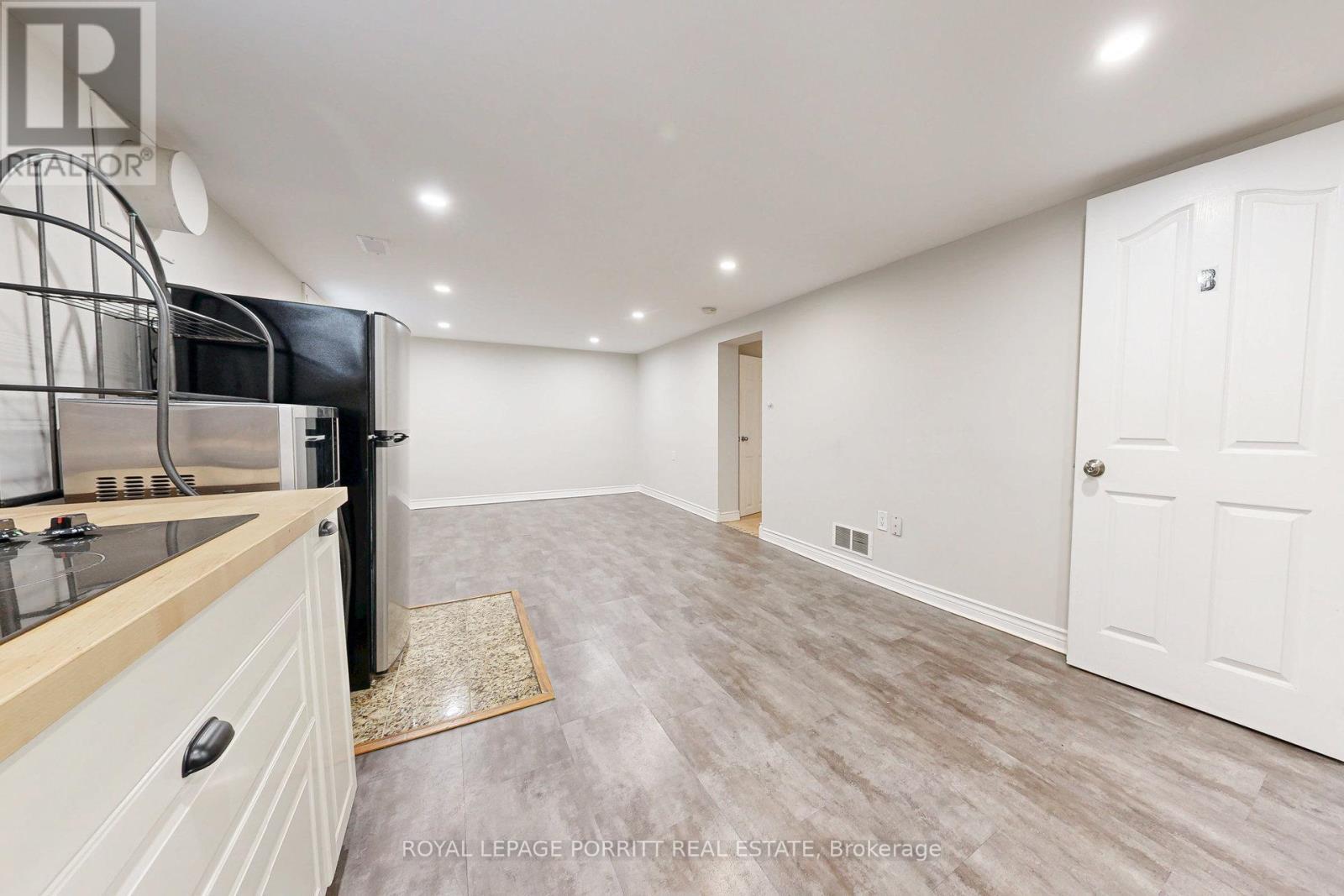 












B - 73 GORT AVENUE

,
Toronto,




Ontario
M8W3Y9

