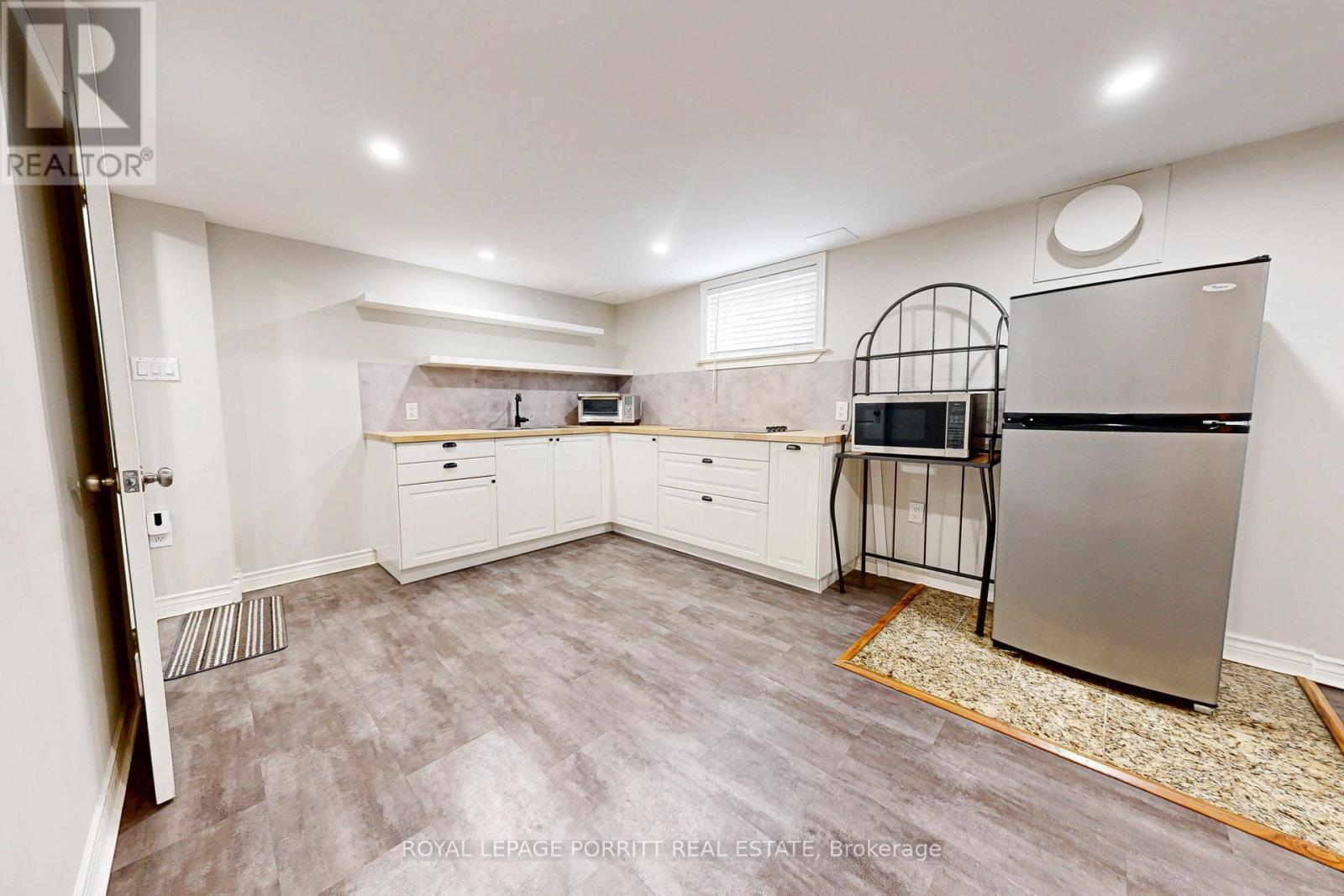 












B - 73 GORT AVENUE

,
Toronto,




Ontario
M8W3Y9

