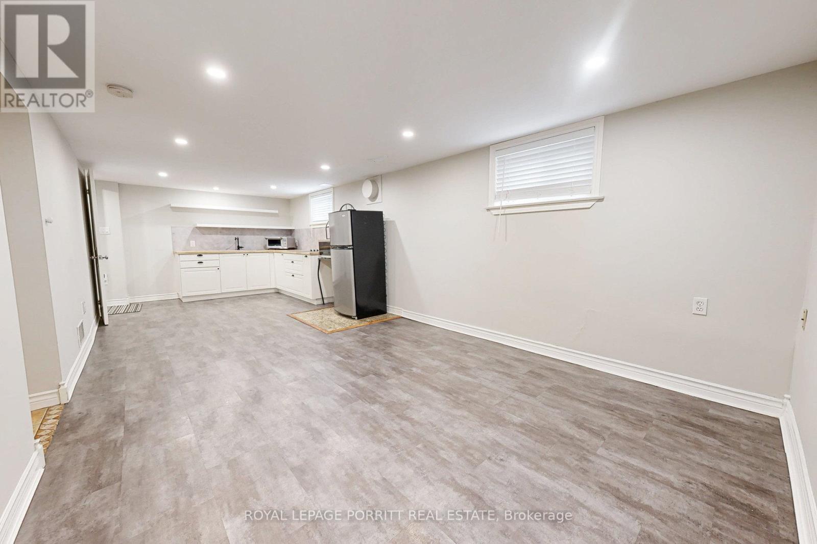 












B - 73 GORT AVENUE

,
Toronto,




Ontario
M8W3Y9

