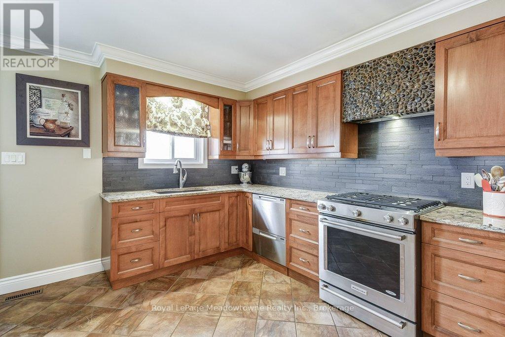 












61 DUNCAN AVENUE

,
Hamilton (Waterdown),




Ontario
L8B0H8


