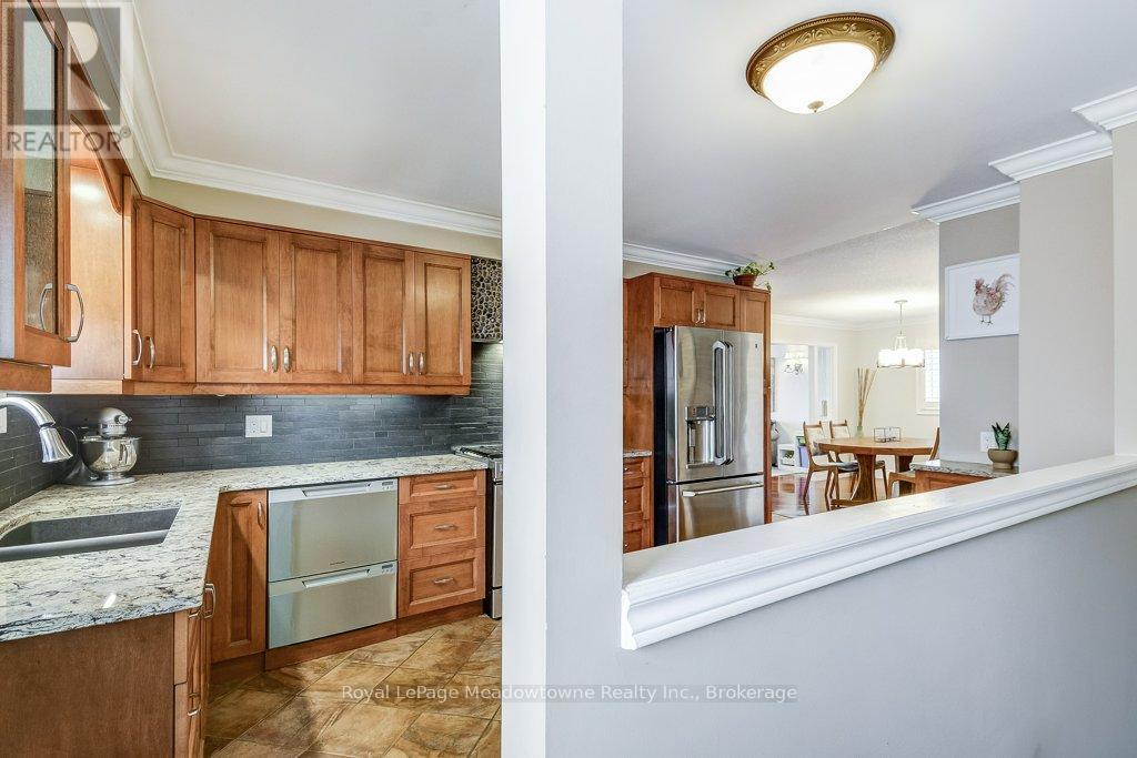 












61 DUNCAN AVENUE

,
Hamilton (Waterdown),




Ontario
L8B0H8

