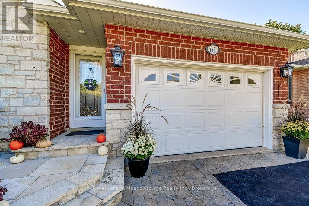 












61 DUNCAN AVENUE

,
Hamilton (Waterdown),




Ontario
L8B0H8

