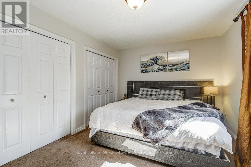 












61 DUNCAN AVENUE

,
Hamilton (Waterdown),




Ontario
L8B0H8

