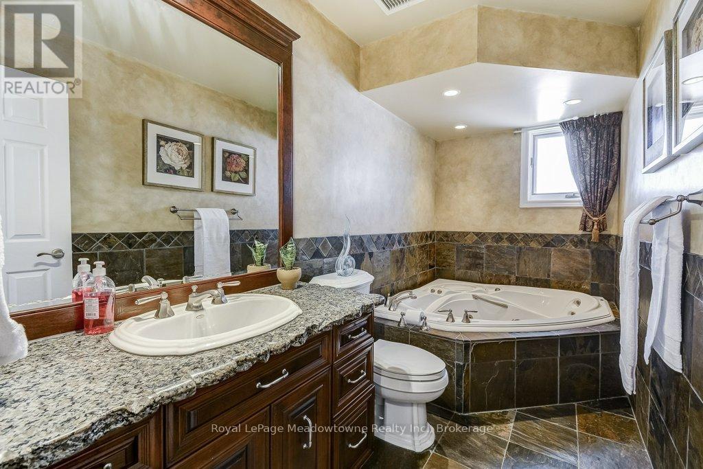












61 DUNCAN AVENUE

,
Hamilton (Waterdown),




Ontario
L8B0H8

