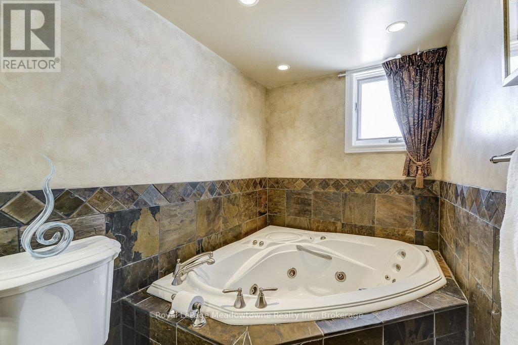 












61 DUNCAN AVENUE

,
Hamilton (Waterdown),




Ontario
L8B0H8

