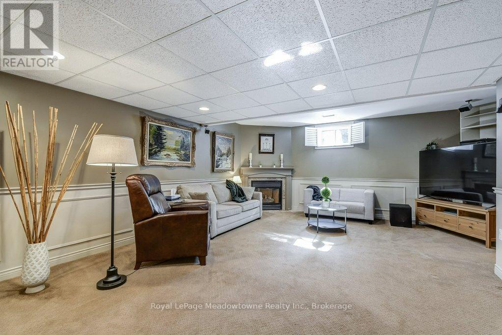 












61 DUNCAN AVENUE

,
Hamilton (Waterdown),




Ontario
L8B0H8


