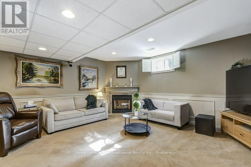 












61 DUNCAN AVENUE

,
Hamilton (Waterdown),




Ontario
L8B0H8

