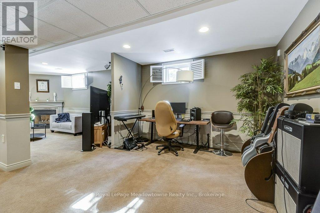 












61 DUNCAN AVENUE

,
Hamilton (Waterdown),




Ontario
L8B0H8


