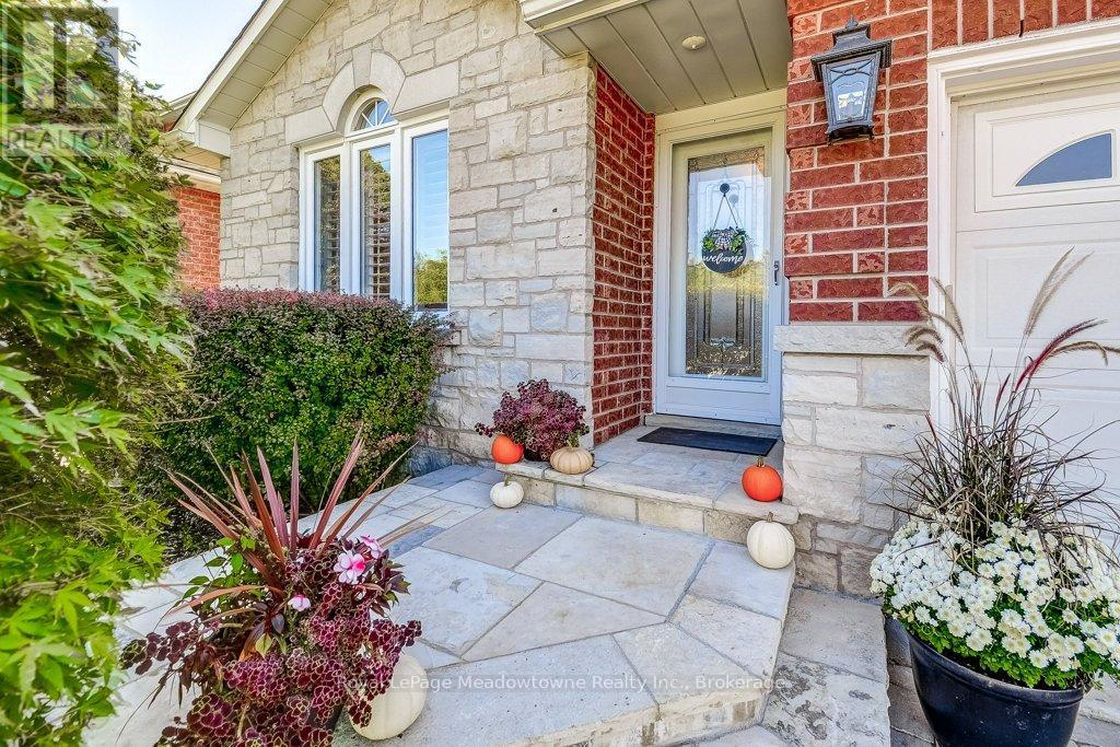 












61 DUNCAN AVENUE

,
Hamilton (Waterdown),




Ontario
L8B0H8


