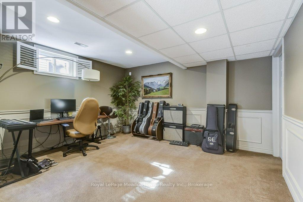 












61 DUNCAN AVENUE

,
Hamilton (Waterdown),




Ontario
L8B0H8

