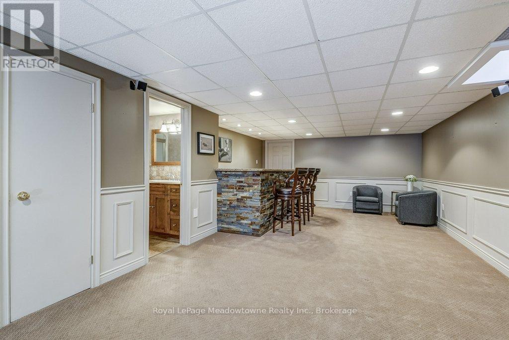 












61 DUNCAN AVENUE

,
Hamilton (Waterdown),




Ontario
L8B0H8

