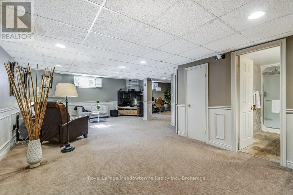 












61 DUNCAN AVENUE

,
Hamilton (Waterdown),




Ontario
L8B0H8

