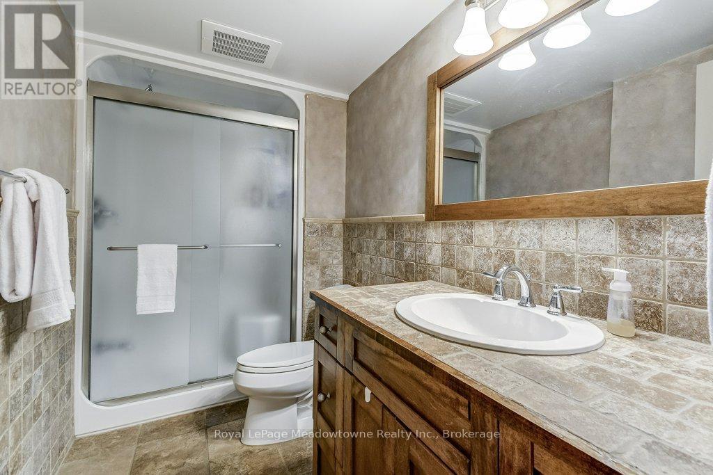 












61 DUNCAN AVENUE

,
Hamilton (Waterdown),




Ontario
L8B0H8

