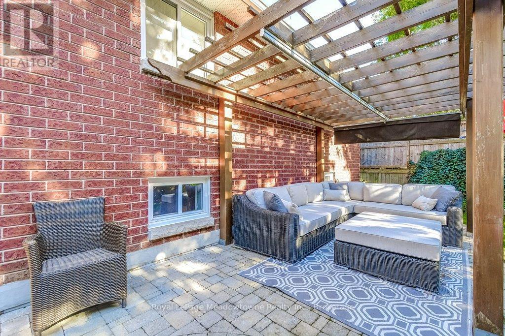 












61 DUNCAN AVENUE

,
Hamilton (Waterdown),




Ontario
L8B0H8

