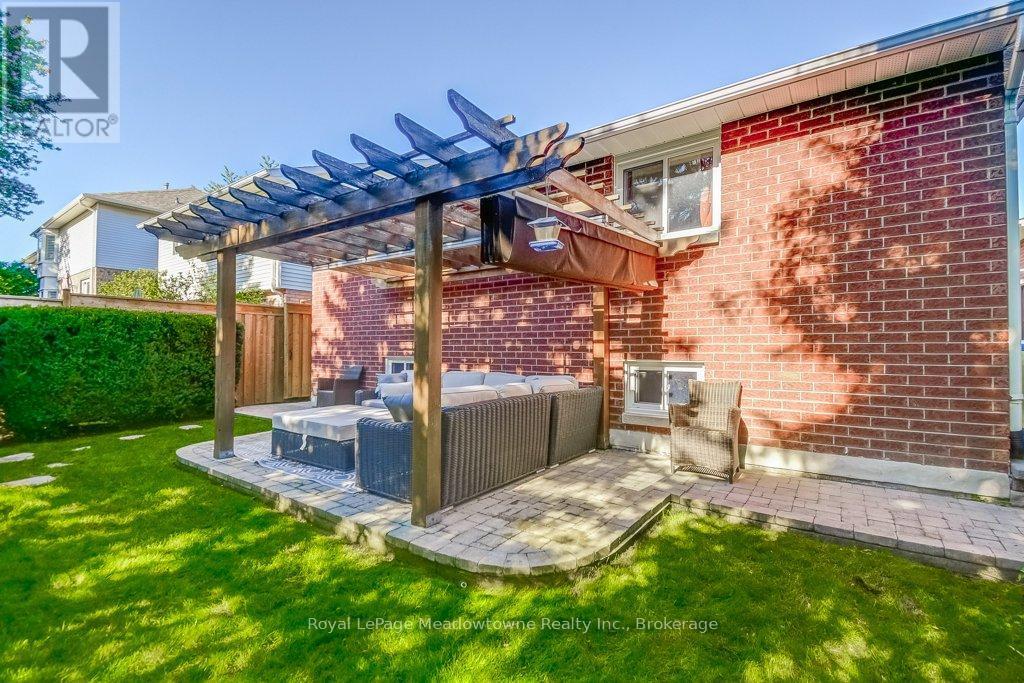 












61 DUNCAN AVENUE

,
Hamilton (Waterdown),




Ontario
L8B0H8

