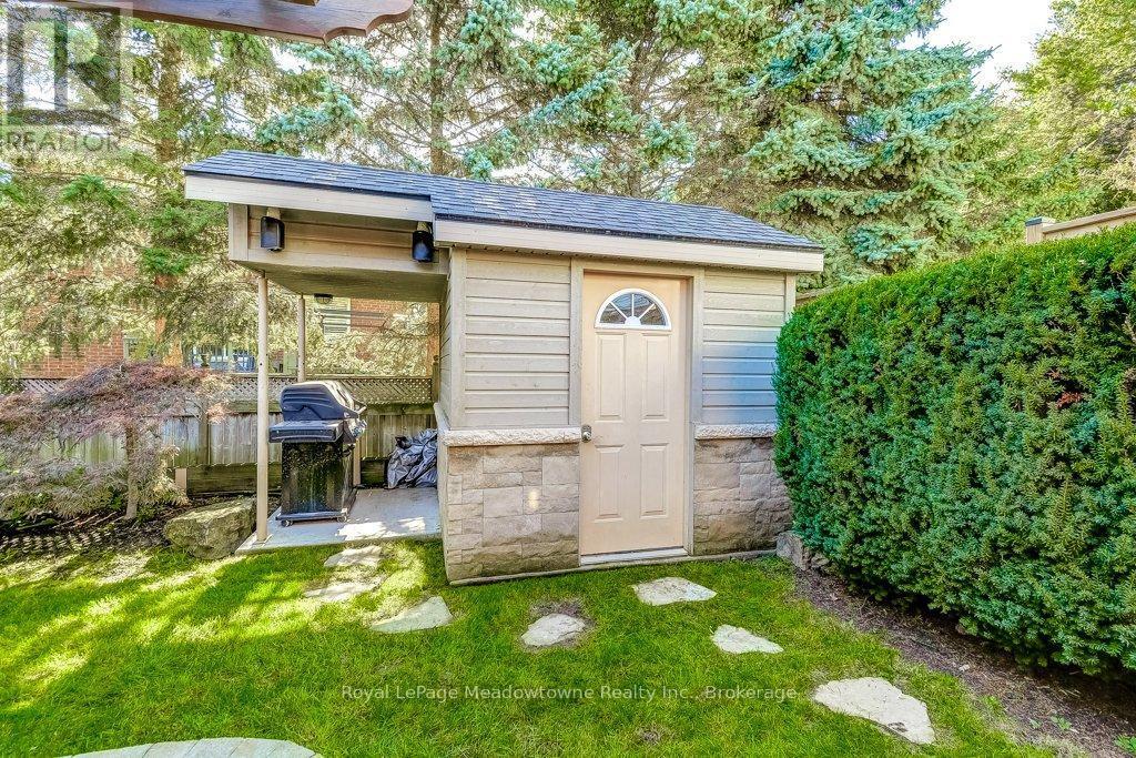












61 DUNCAN AVENUE

,
Hamilton (Waterdown),




Ontario
L8B0H8

