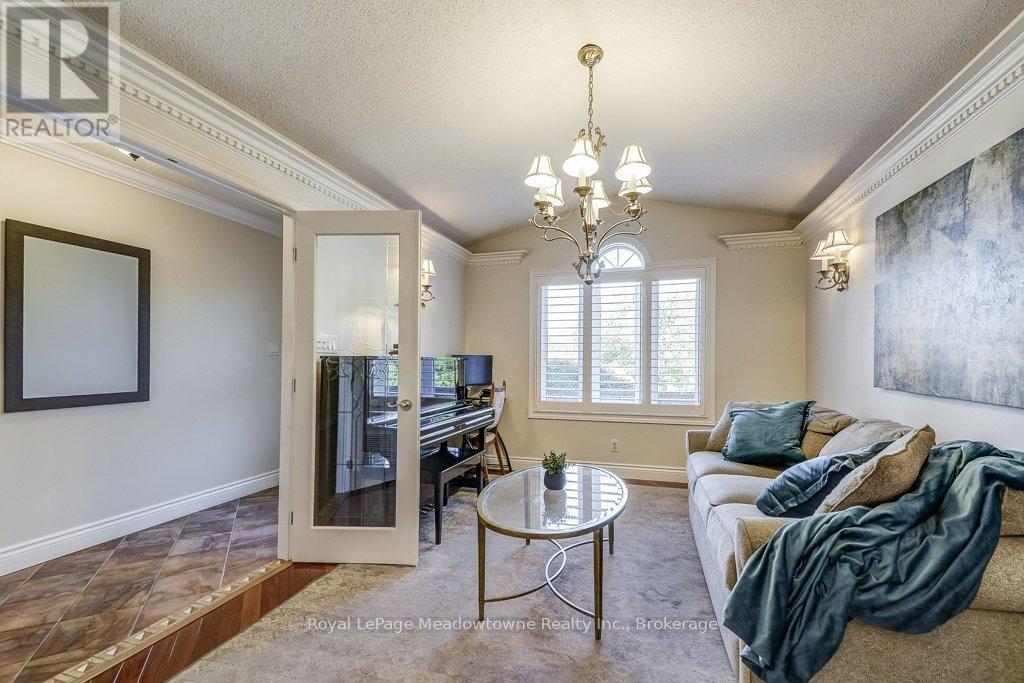 












61 DUNCAN AVENUE

,
Hamilton (Waterdown),




Ontario
L8B0H8

