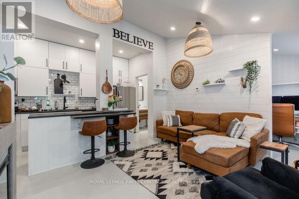 












1370 KILLARNEY BEACH ROAD

,
Innisfil,




Ontario
L0L1W0

