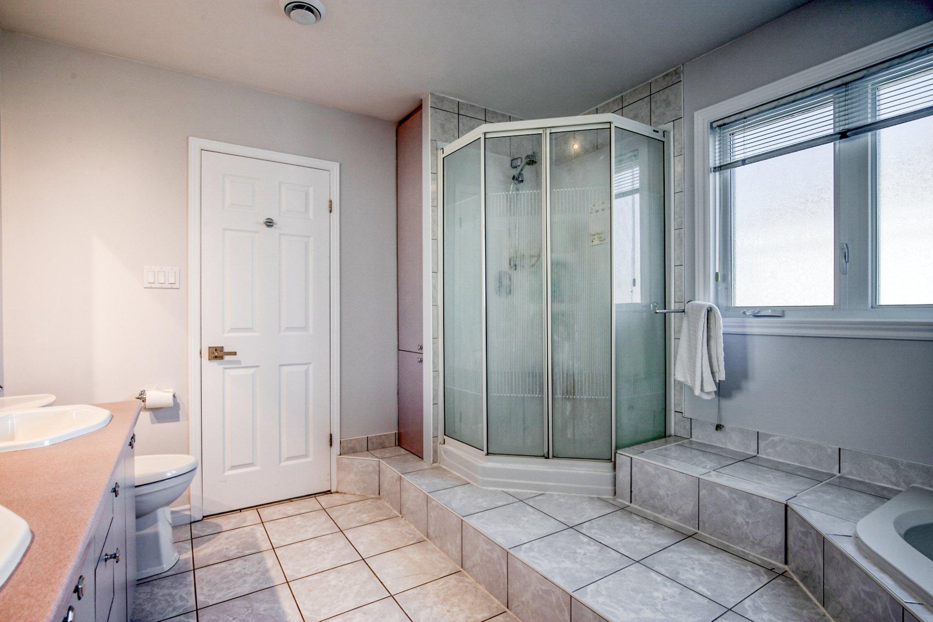 









427

 - 431


Rue François-V.-Malhiot

,
Boucherville,




QC
J4B7X1

