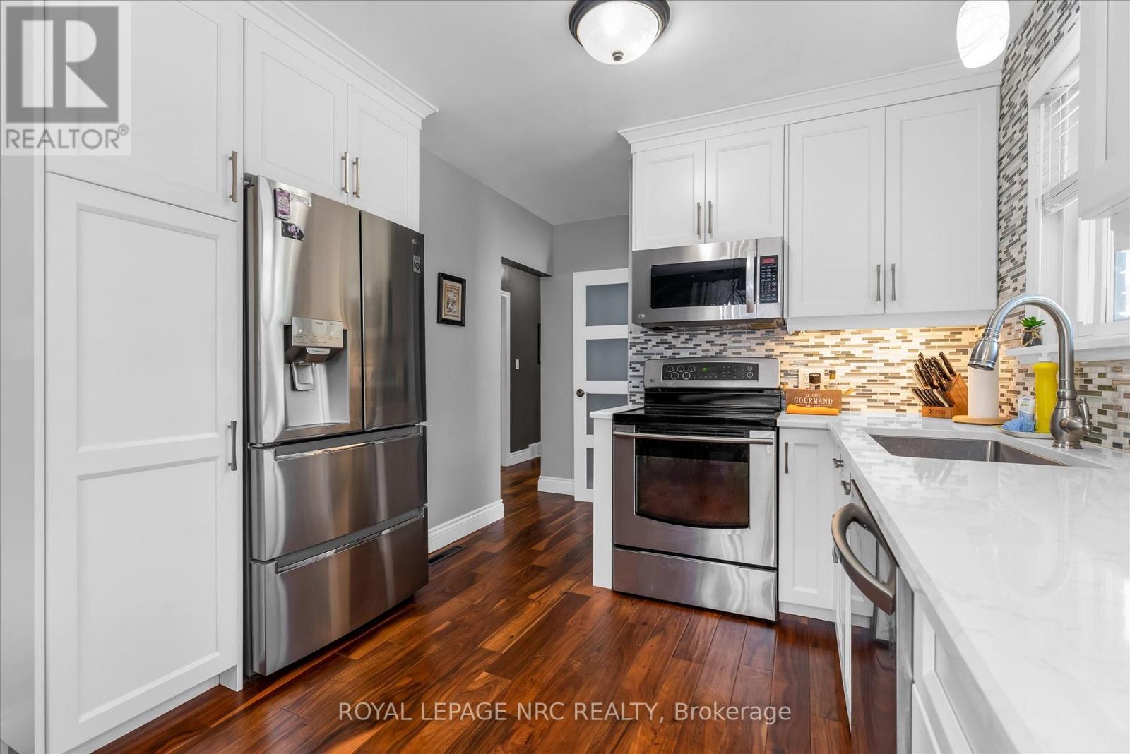 












442 BUNTING ROAD

,
St. Catharines (Carlton/Bunting),




Ontario
L2M3Z4

