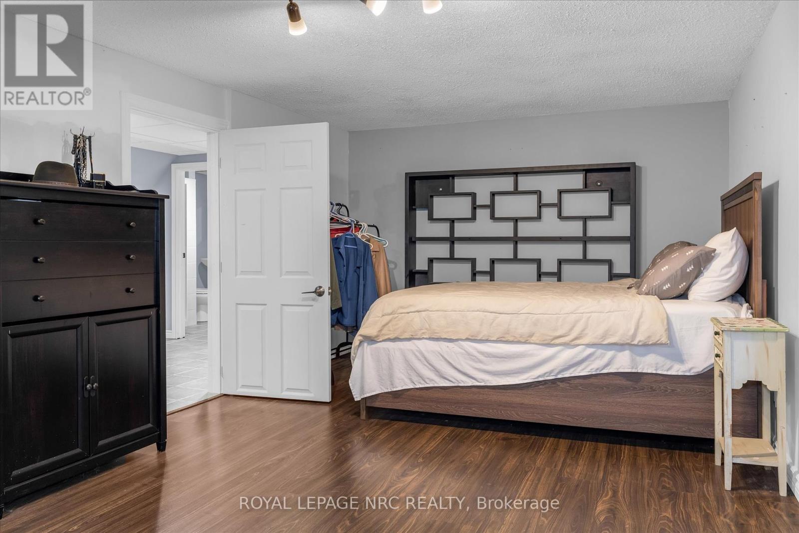 












442 BUNTING ROAD

,
St. Catharines (Carlton/Bunting),




Ontario
L2M3Z4

