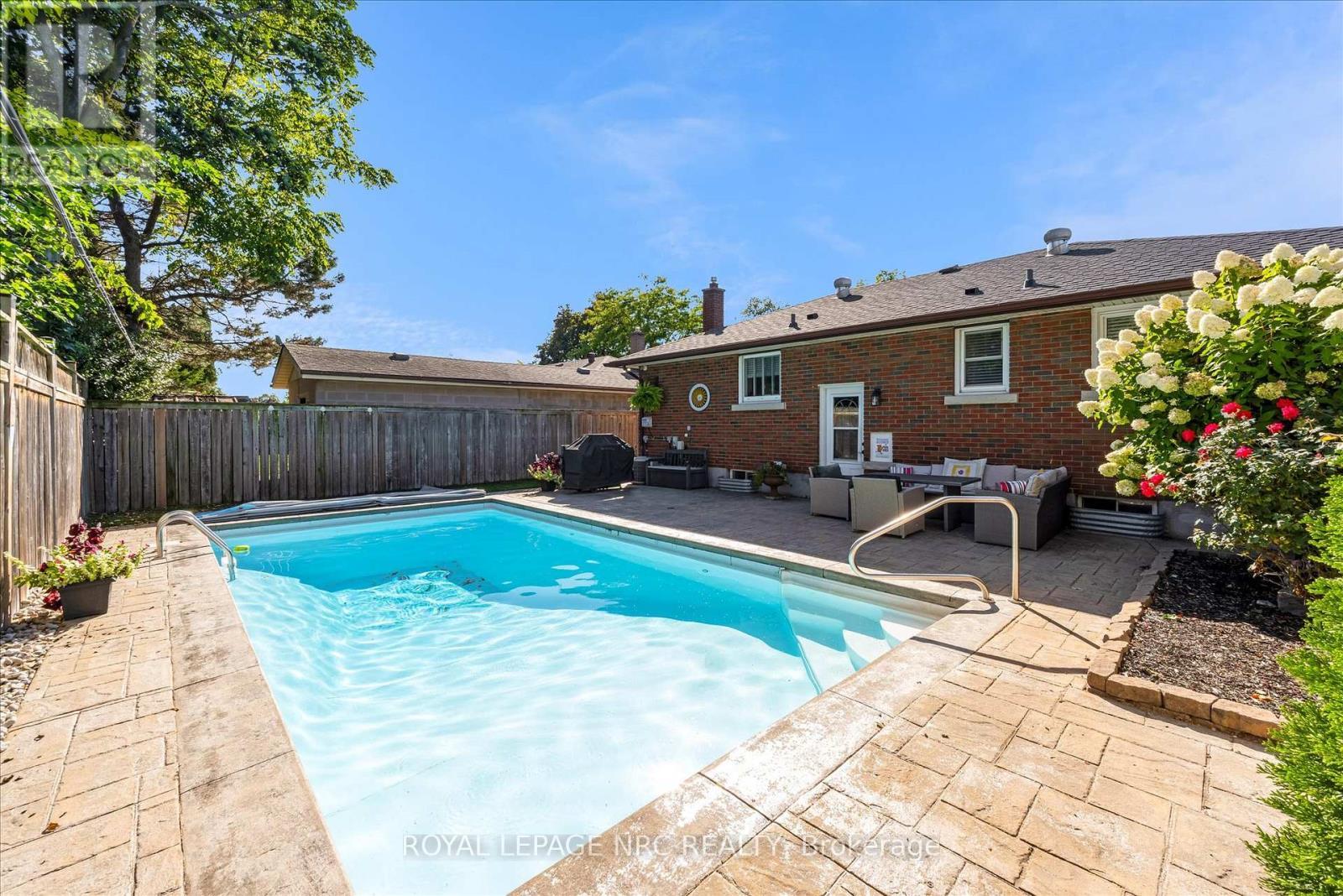 












442 BUNTING ROAD

,
St. Catharines (Carlton/Bunting),




Ontario
L2M3Z4

