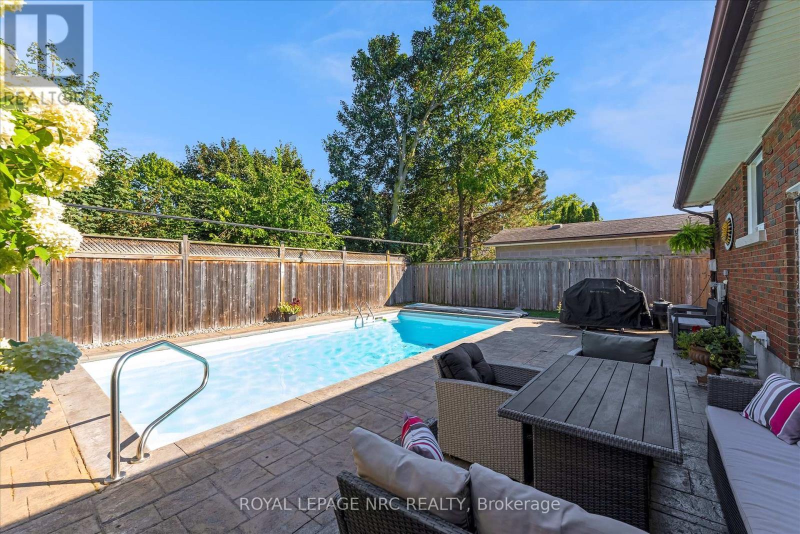 












442 BUNTING ROAD

,
St. Catharines (Carlton/Bunting),




Ontario
L2M3Z4

