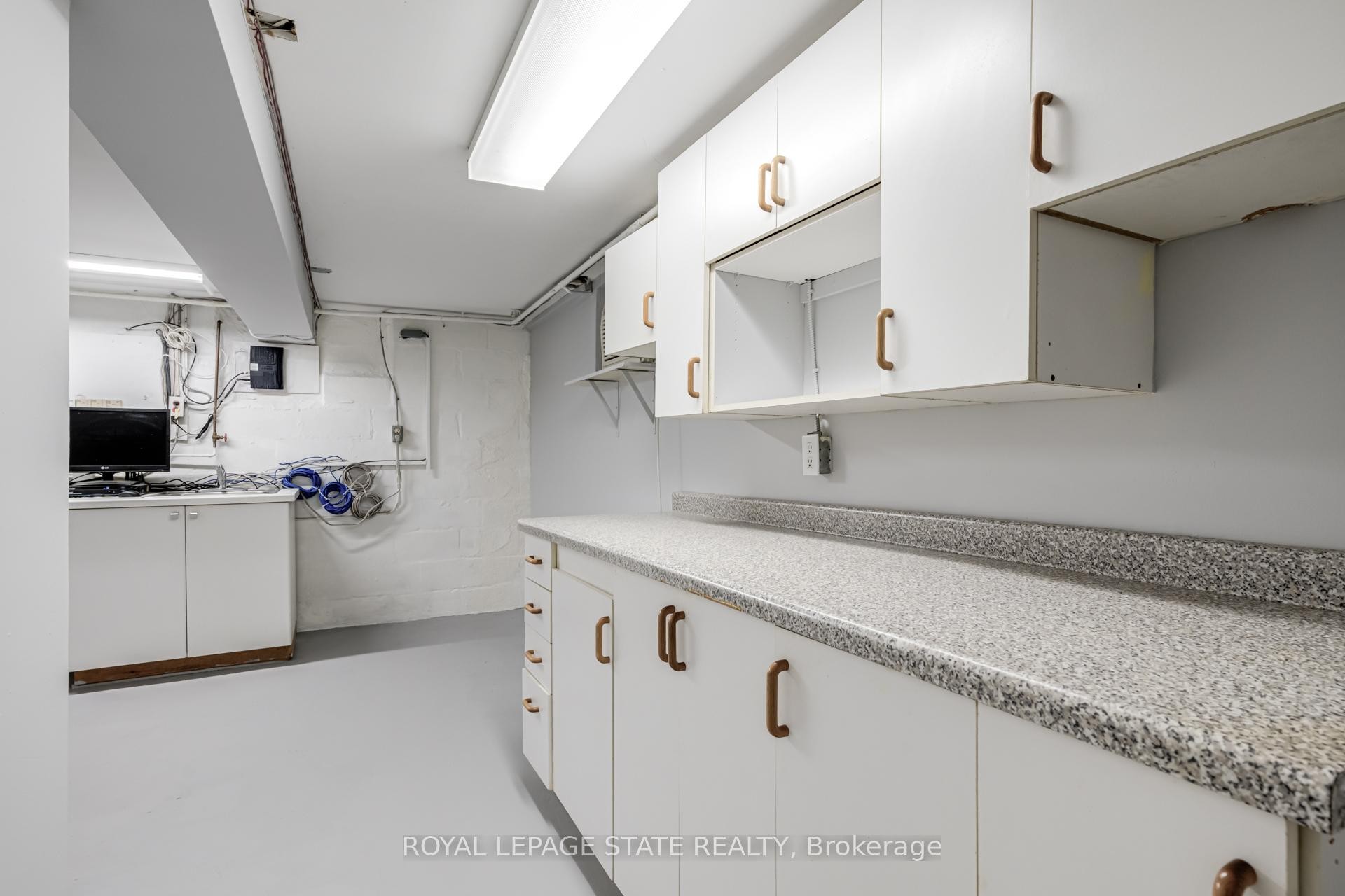 









15


empress

Avenue,
Hamilton,




ON
L9A 1M1

