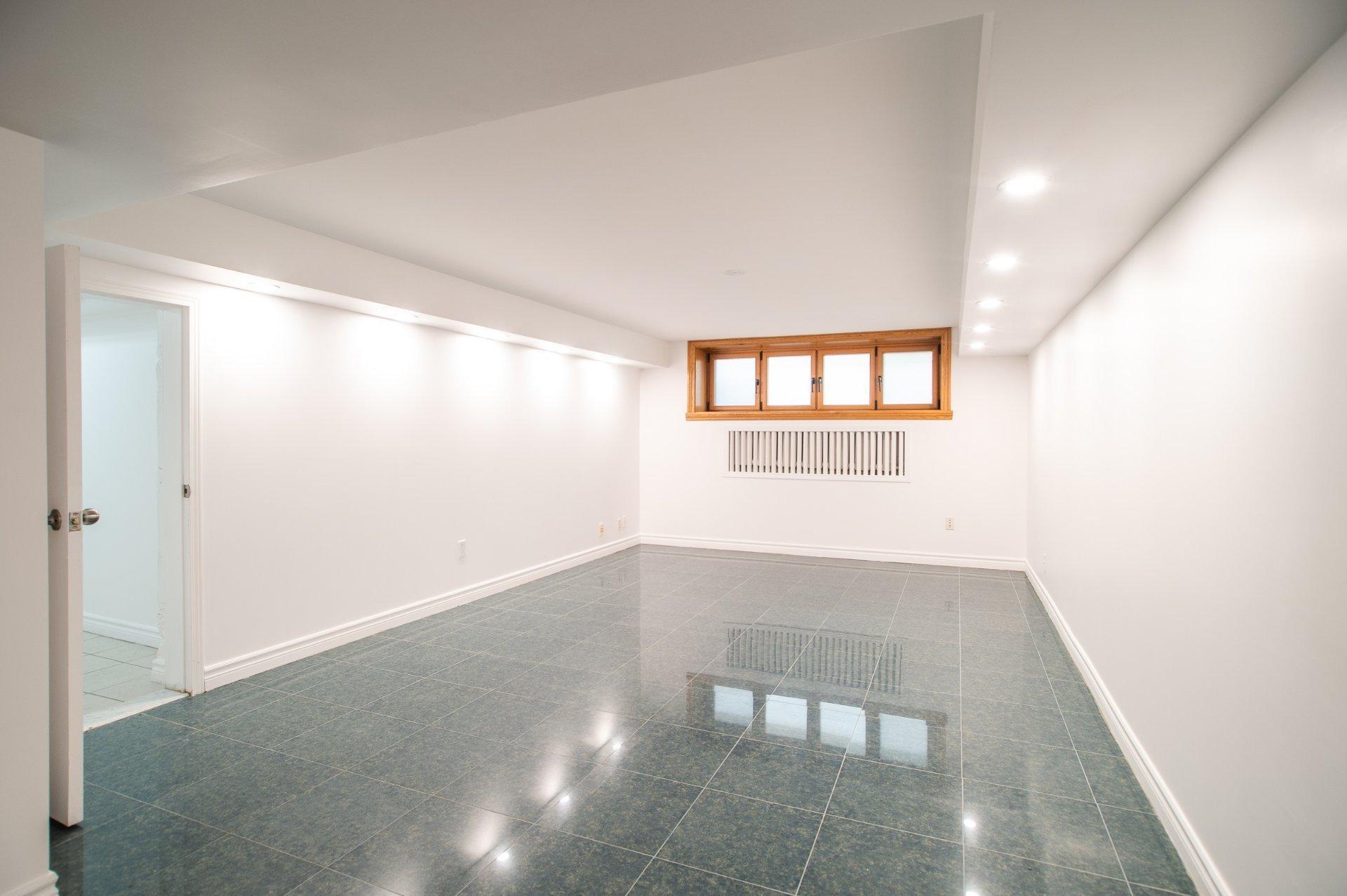









5053


Av. Victoria

,
Montréal (Côte-des-Neiges/Notre-Dame-de-Grâce),




QC
H3W2N2

