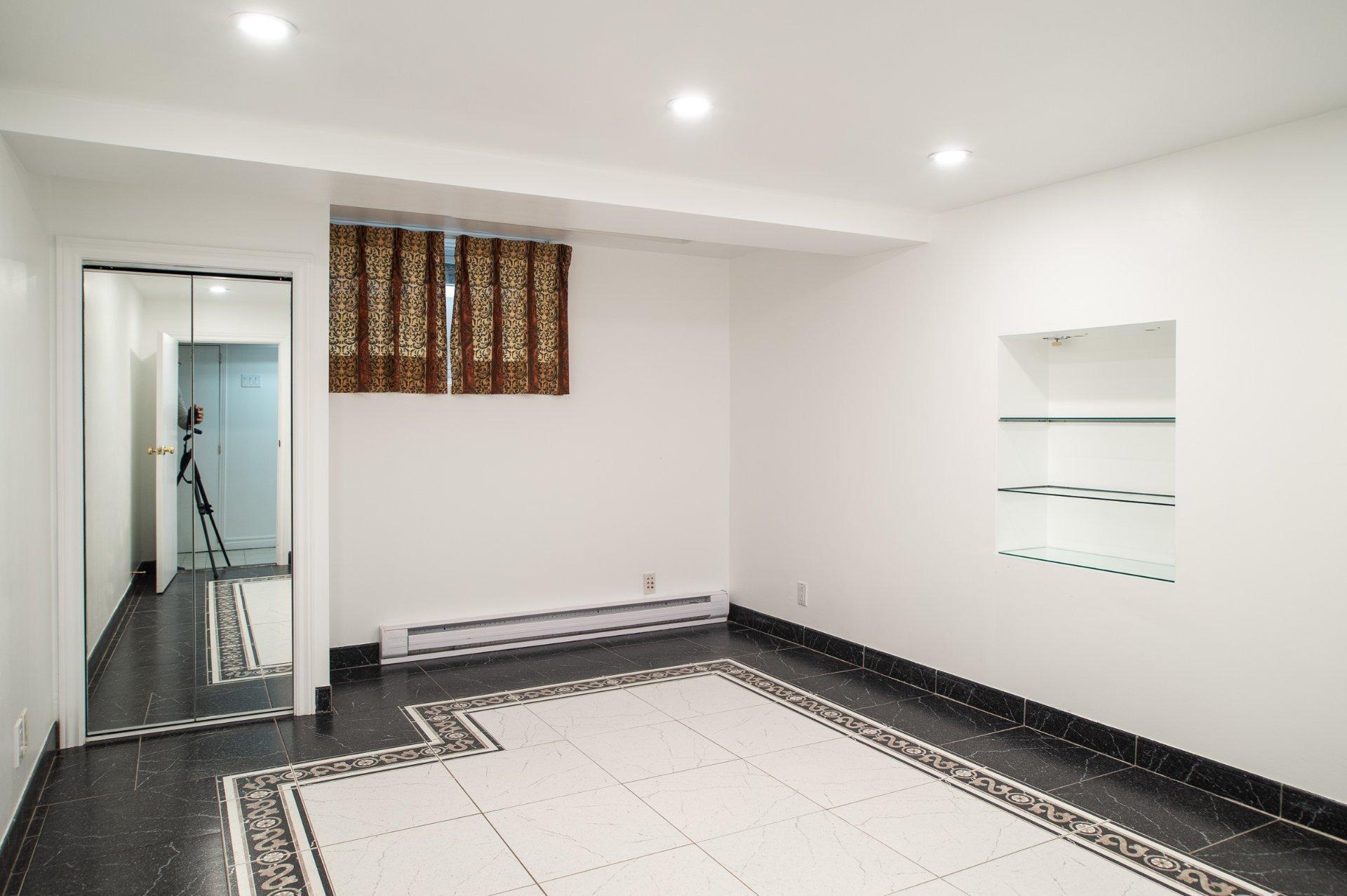 









5053


Av. Victoria

,
Montréal (Côte-des-Neiges/Notre-Dame-de-Grâce),




QC
H3W2N2

