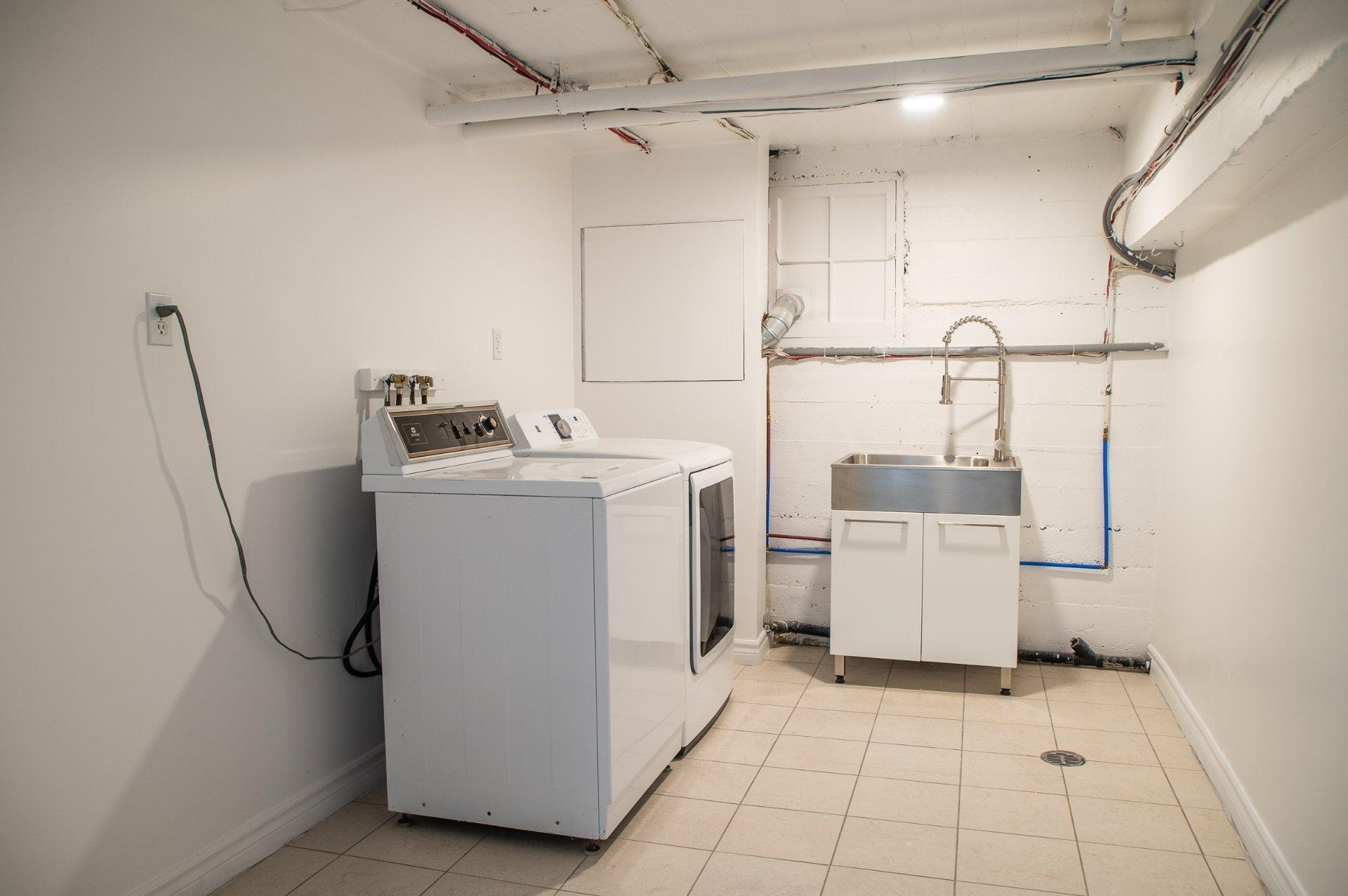 









5053


Av. Victoria

,
Montréal (Côte-des-Neiges/Notre-Dame-de-Grâce),




QC
H3W2N2

