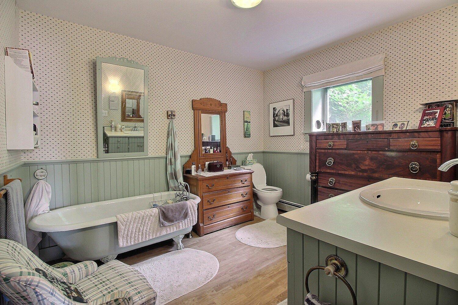 









4205


Ch. Magog

,
North Hatley,




QC
J0B2C0

