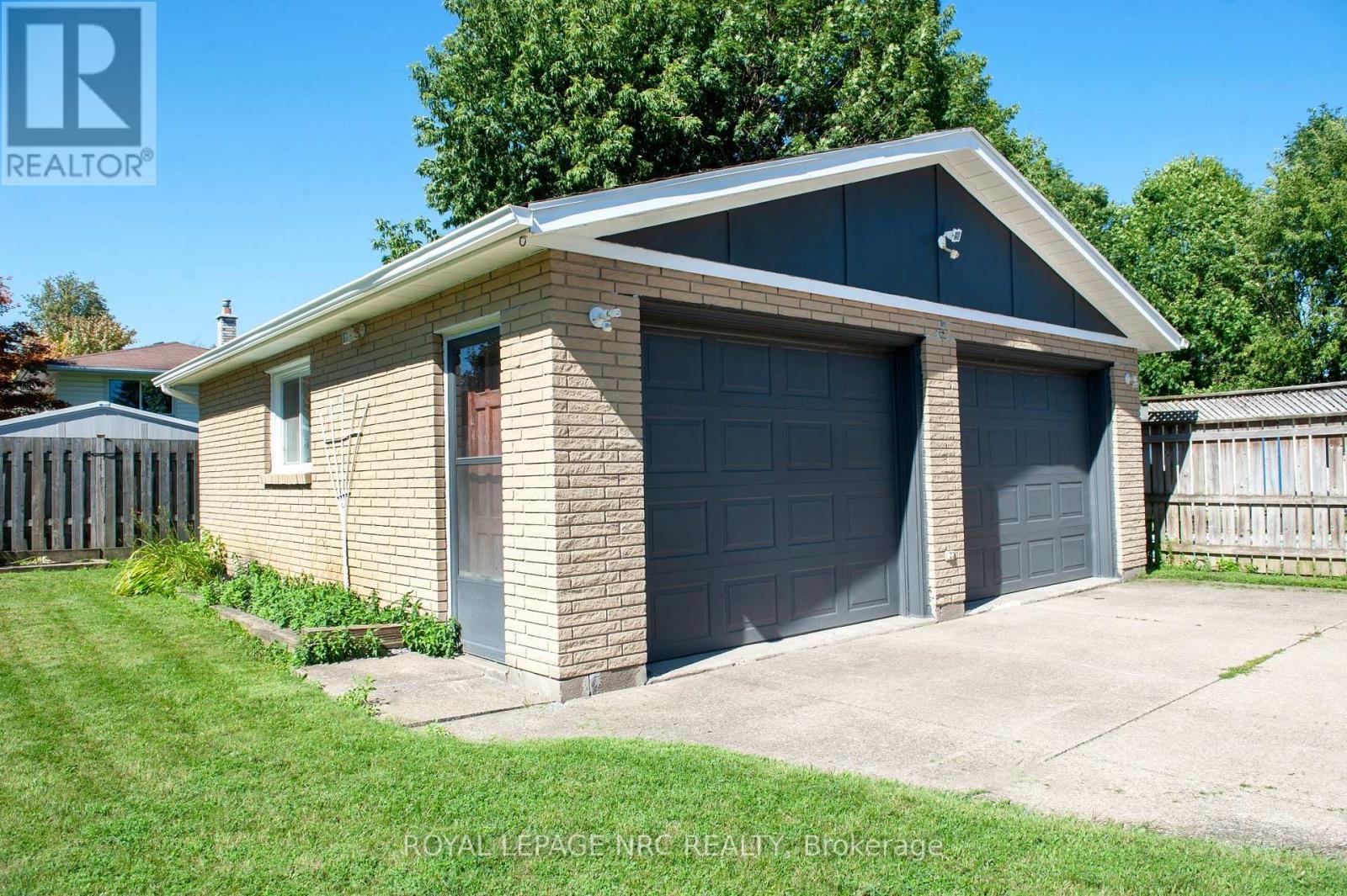 












66 ROLLING ACRES DRIVE

,
Welland (N. Welland),




Ontario
L3C3N3

