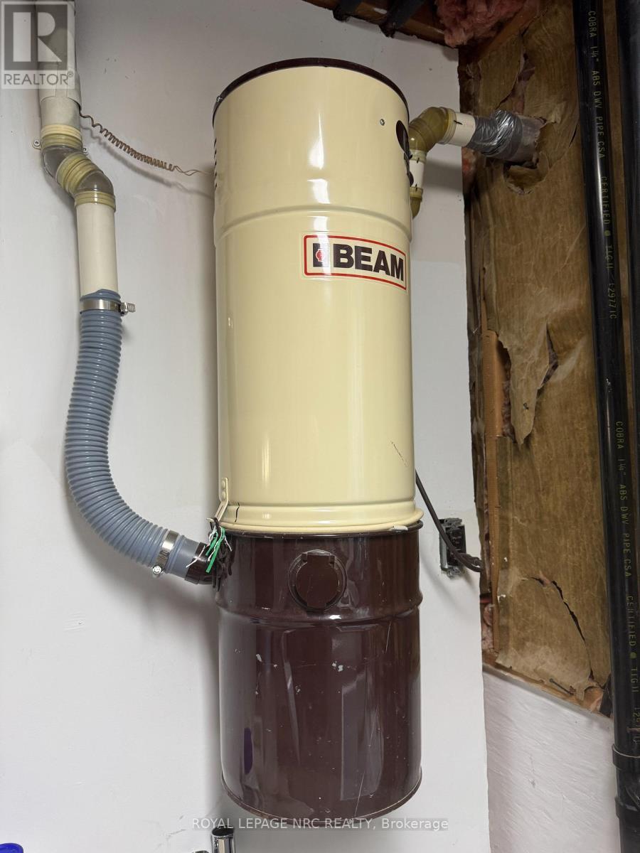 












66 ROLLING ACRES DRIVE

,
Welland (N. Welland),




Ontario
L3C3N3

