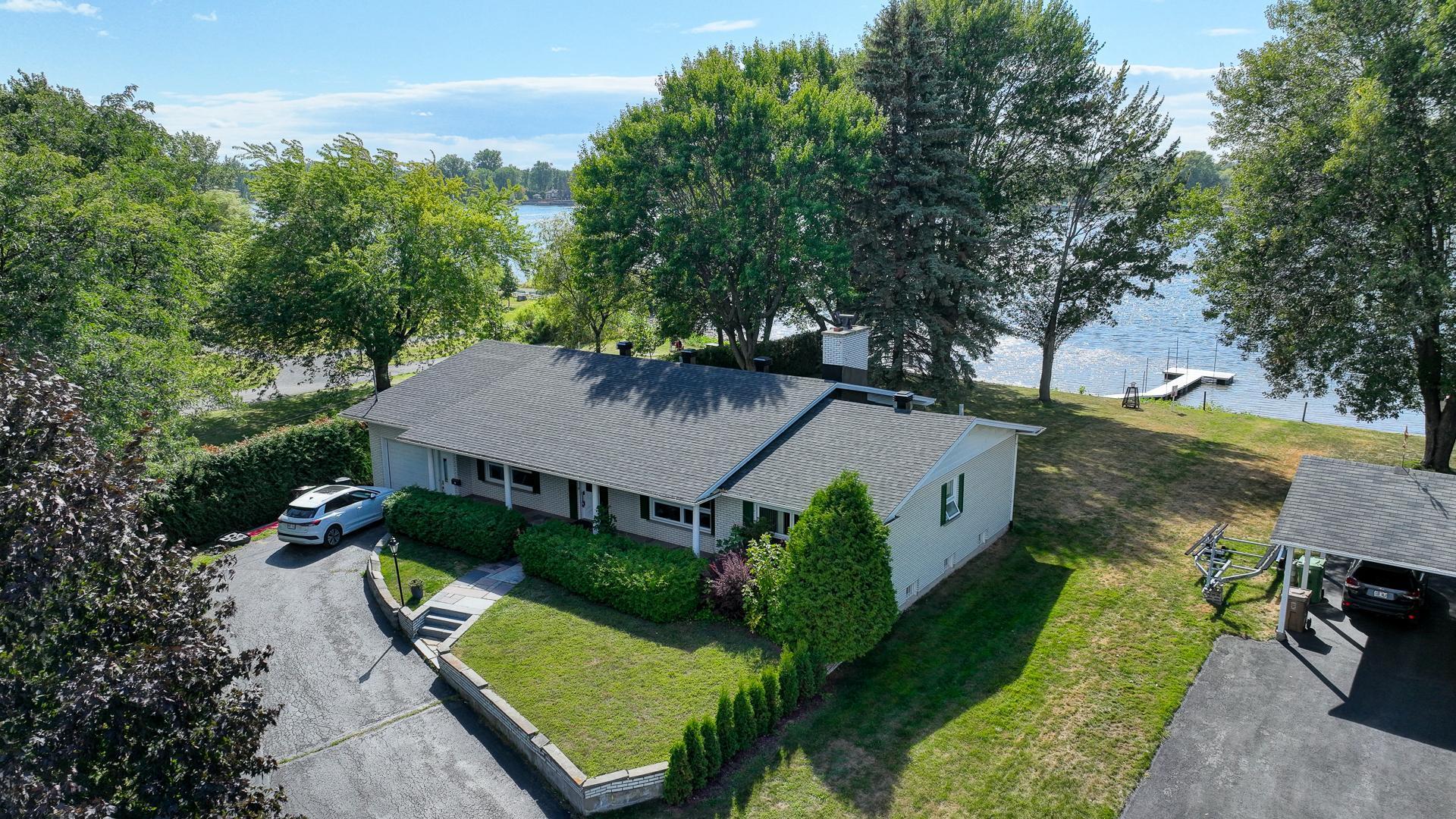 









3


Av. Charland

,
Saint-Jean-sur-Richelieu,




QC
J2X2K8

