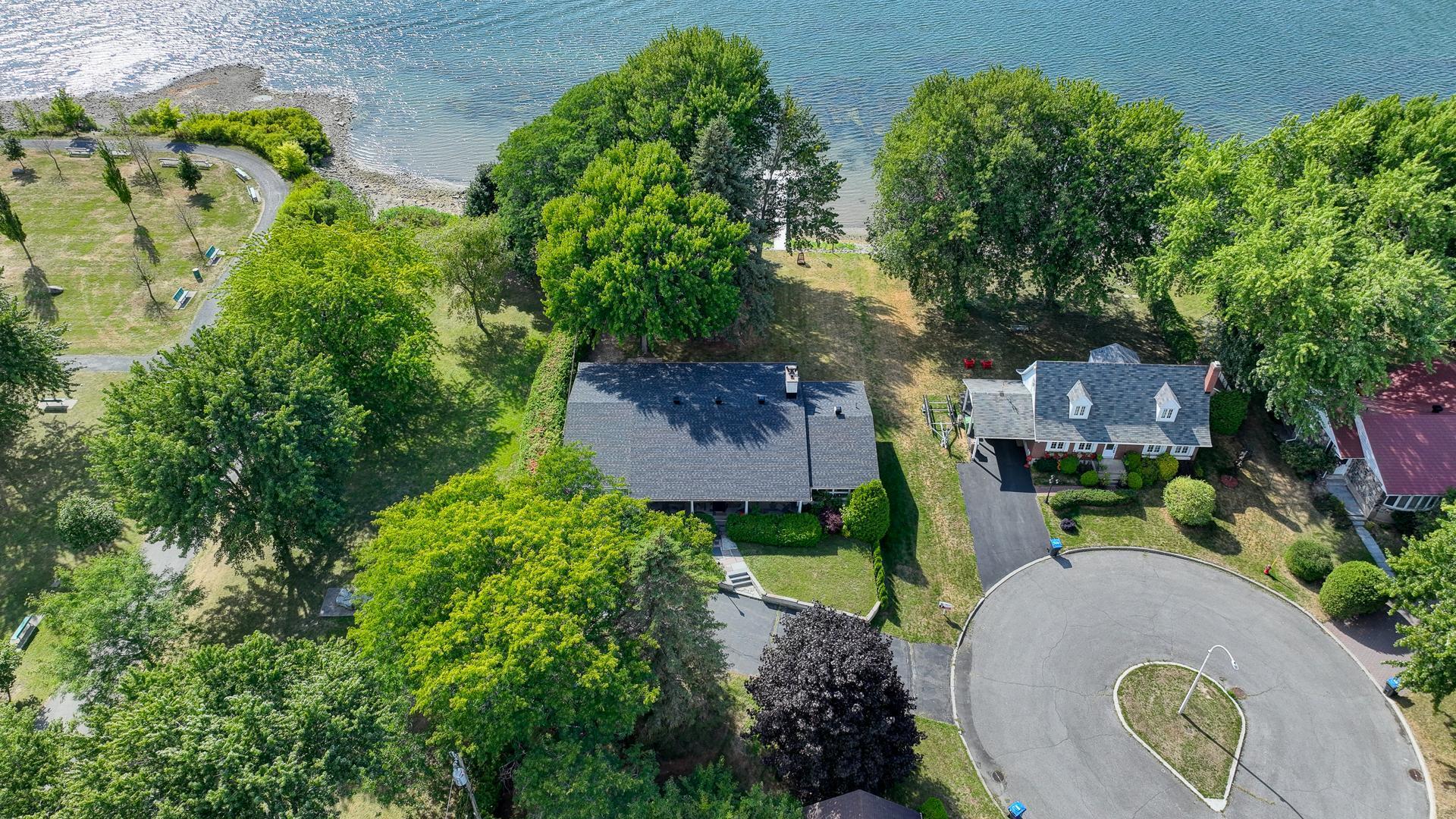 









3


Av. Charland

,
Saint-Jean-sur-Richelieu,




QC
J2X2K8

