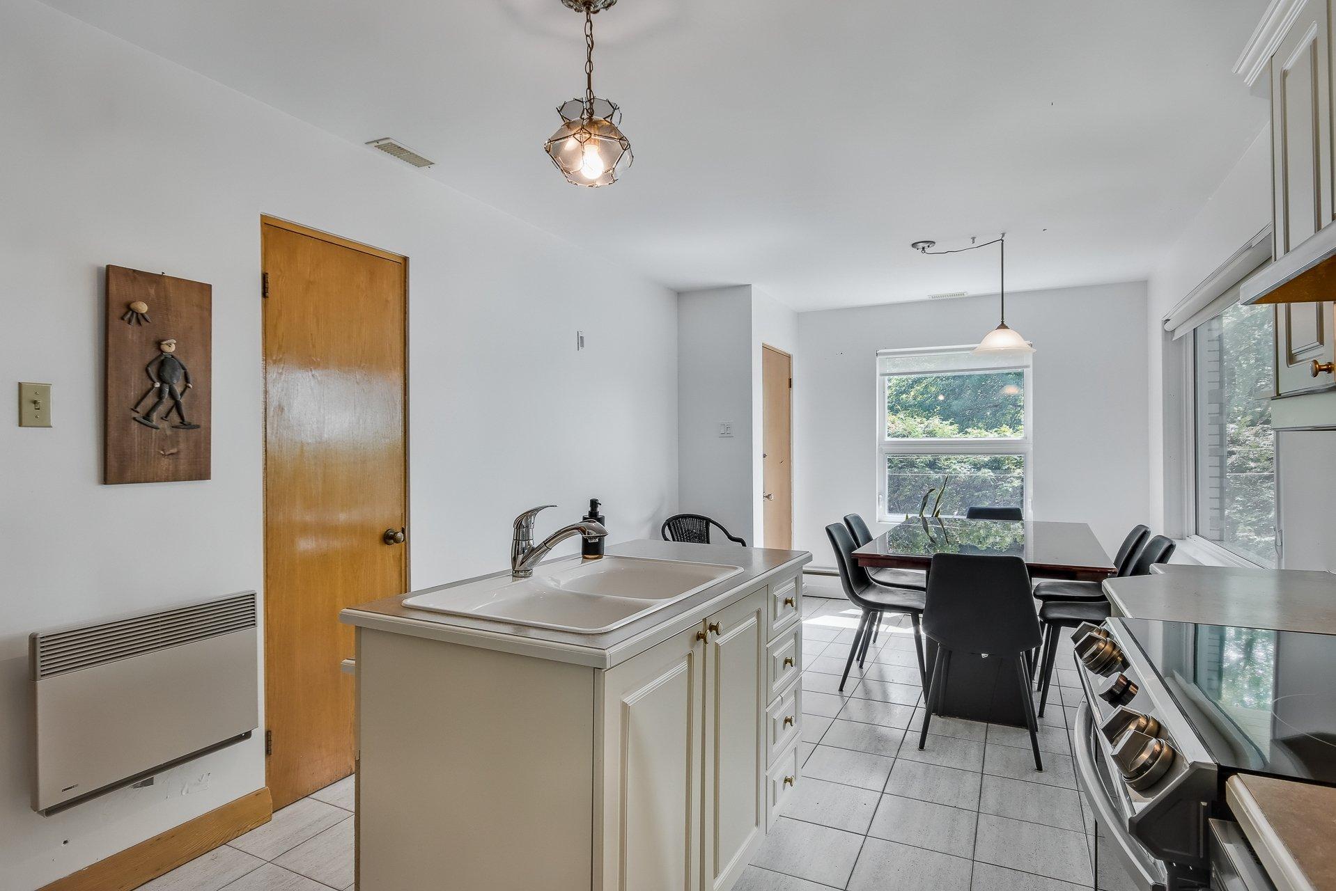 









3


Av. Charland

,
Saint-Jean-sur-Richelieu,




QC
J2X2K8

