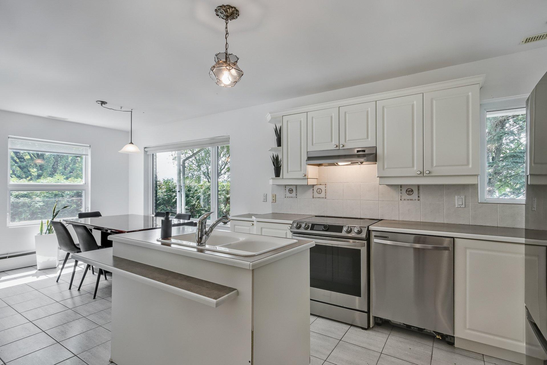 









3


Av. Charland

,
Saint-Jean-sur-Richelieu,




QC
J2X2K8

