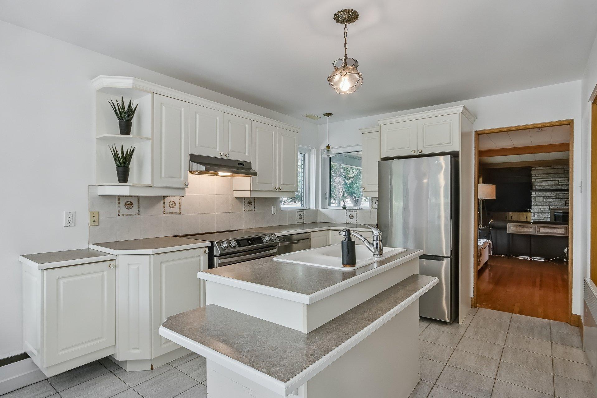 









3


Av. Charland

,
Saint-Jean-sur-Richelieu,




QC
J2X2K8

