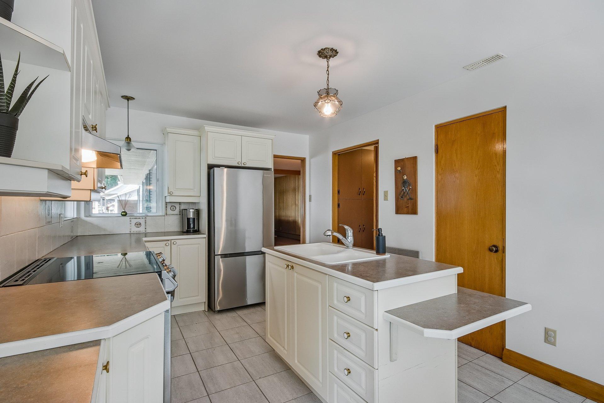 









3


Av. Charland

,
Saint-Jean-sur-Richelieu,




QC
J2X2K8

