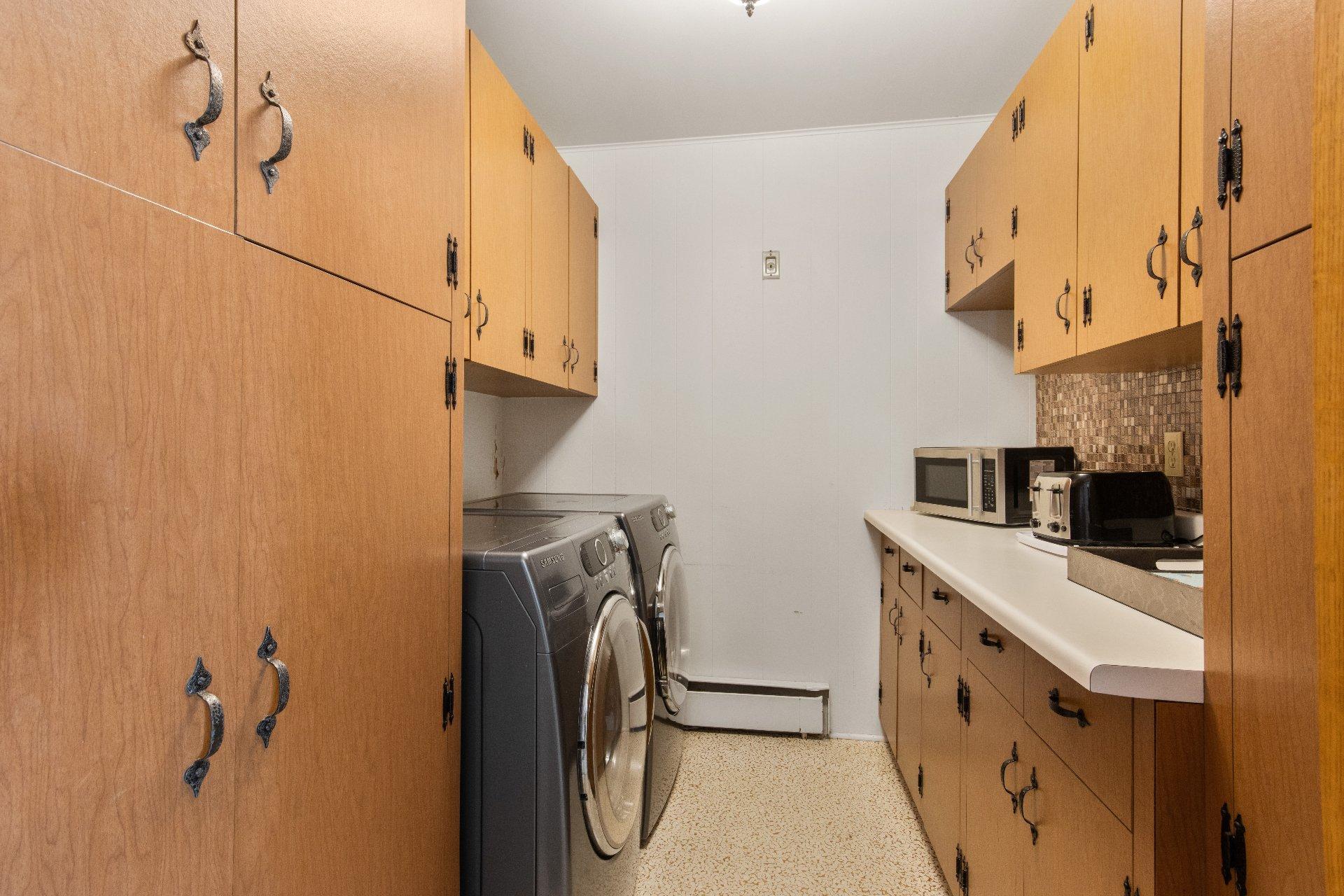 









3


Av. Charland

,
Saint-Jean-sur-Richelieu,




QC
J2X2K8

