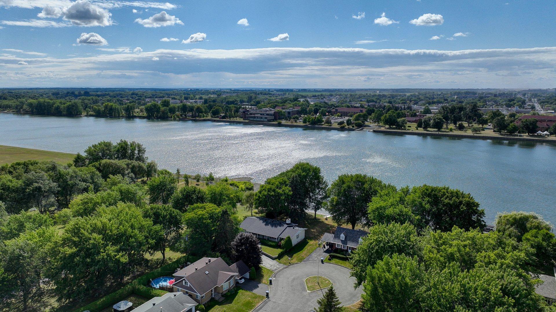 









3


Av. Charland

,
Saint-Jean-sur-Richelieu,




QC
J2X2K8

