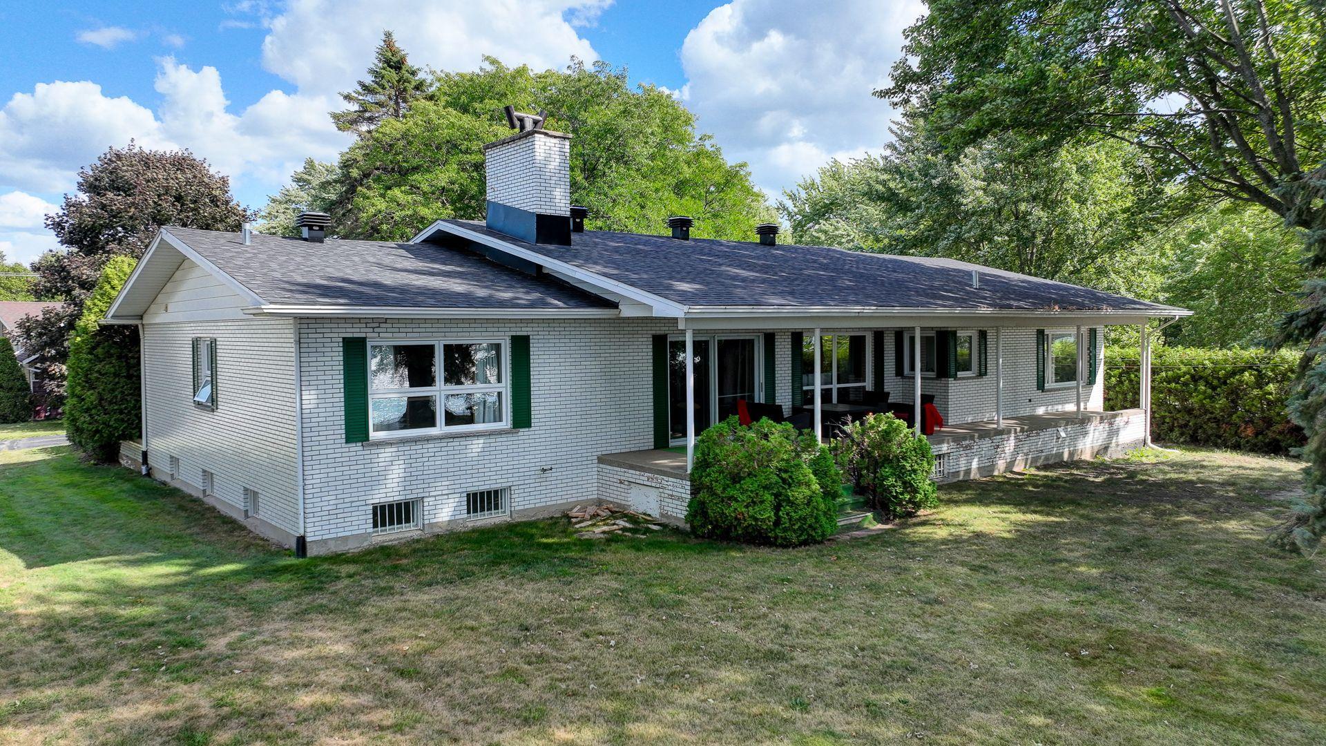 









3


Av. Charland

,
Saint-Jean-sur-Richelieu,




QC
J2X2K8

