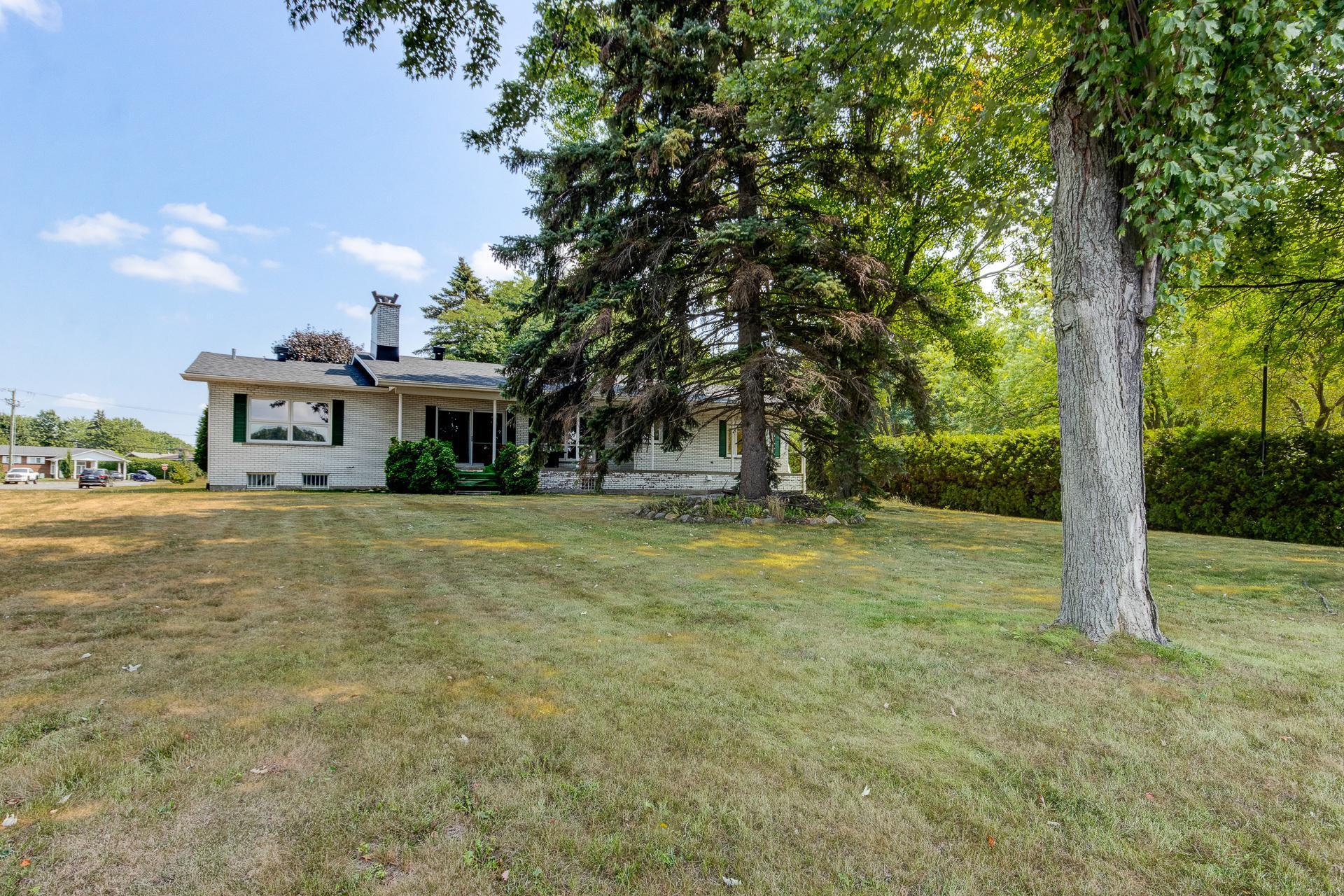 









3


Av. Charland

,
Saint-Jean-sur-Richelieu,




QC
J2X2K8

