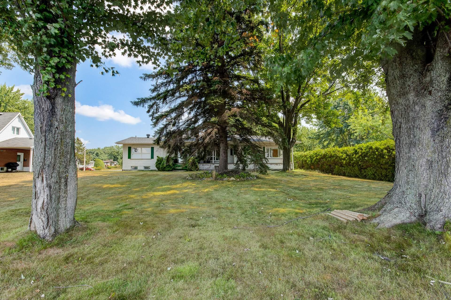 









3


Av. Charland

,
Saint-Jean-sur-Richelieu,




QC
J2X2K8

