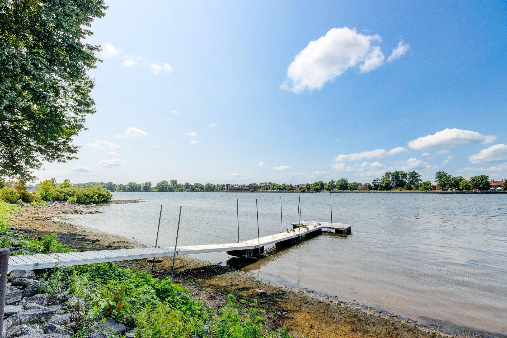 









3


Av. Charland

,
Saint-Jean-sur-Richelieu,




QC
J2X2K8

